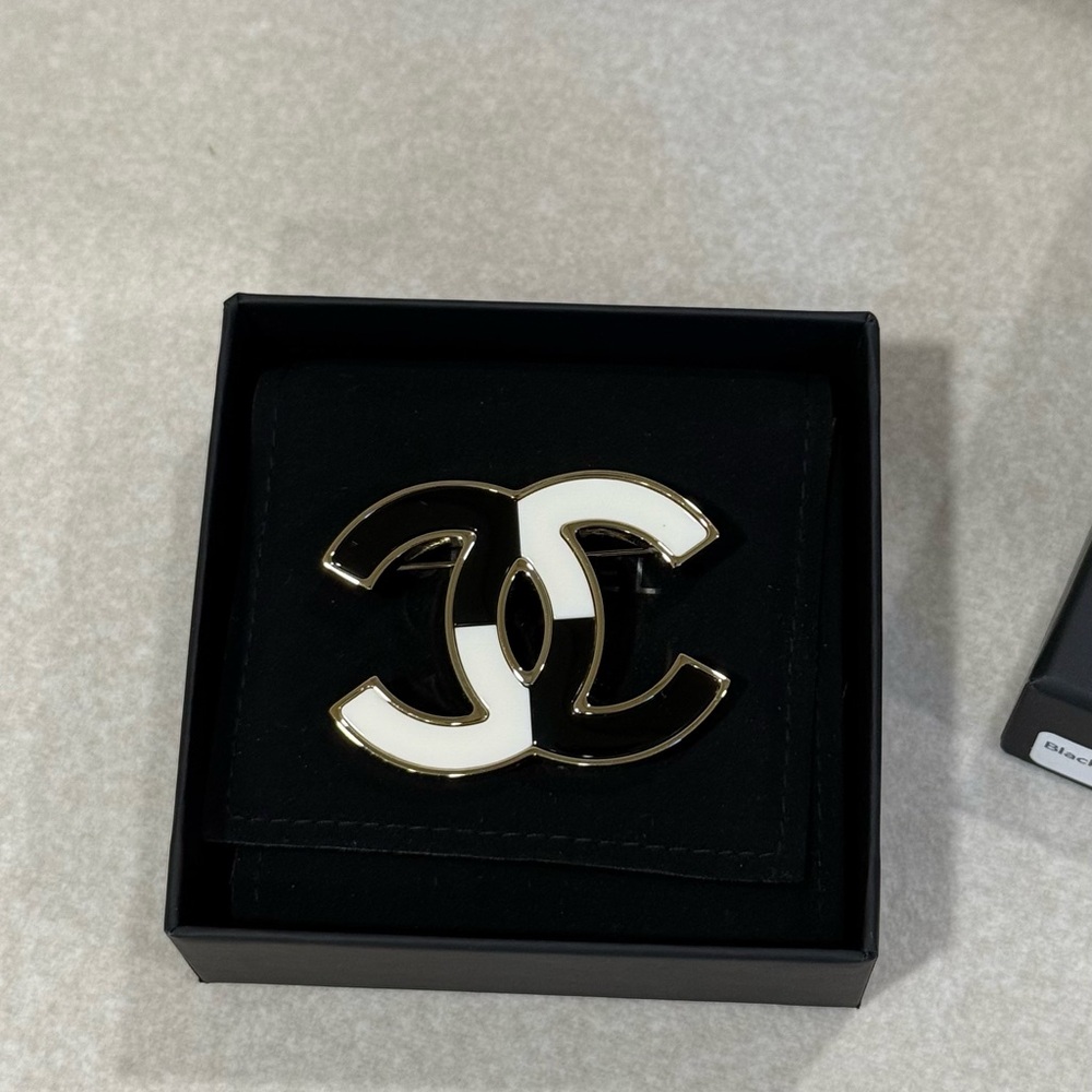 ❌SOLD❌Large CHANEL Enamel Black/White Brooch